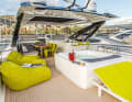 Fully equipped on the Beletage: on the flybridge, the shipyard installed a bar, galley, barbecue, sun loungers and a jacuzzi in addition to a second steering position.