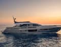 Azimut schmückt ihren imposanten Stand in Halle 6 unter anderem mit drei sportlich-markanten Neuheiten. Das größte Modell der Italiener ist die 28,72 Meter lange Azimut S10. (6/D58)