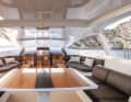 Überdachte Lounge: Das Gästecockpit wird von einem festen Bimini beschattet. Um Gewicht zu sparen, wird das solide Karbondach für Regatten abgebaut.