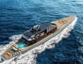 Schlank: Dykstra Naval Architects konstruierte eine Alu-Segelyacht ohne Mast, Red Yacht Design aus Istanbul ergänzte um Karbonaufbauten und 475 Quadratmeter große Außenflächen.