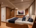 Eignerkabine: Hier zeigt sich das von Teakholz geprägte „Traditional Navy“-Interior von Misa Poggi in Reinform. Das Fehlen der Fenster kompensieren Kunstwerke.