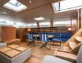 Luftig: der Salon mit Leder an den Wänden und in Form von Straps als Sicherung für die Schapps.