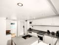Funktional:  Galley mit Kochinsel, Corian-Oberflächen und Laufdeck-Tür.