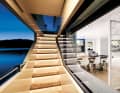 Hauptdeck-Einblicke: Die Laufdecks sind breit und münden backbords wie steuerbords in Treppen, die von LEDs hinterleuchtet werden.