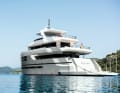 Flying high: the top of the mast rises twelve metres into the sky - with a proud width of 7.50 metres. The horizontality is softened by the constrictions of the aft decks. "Big Joy" sails permanently under the German flag, set on the owner's terrace.