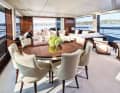 Wohnbereiche: Der Salon auf dem Hauptdeck bietet mit Speisebereich, Sesselnische und Sofalounge drei verschiedene Zonen.