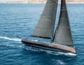 Pure minimalism: lines with hull edge, flat stern and double rudder system promise gliding characteristics, two sailors master everything