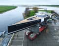 „Nilaya“: Nach gut zweijähriger Bauphase rollte Royal Huisman den 46,80 Meter langen Alu-Carbon-Bau aus der großen Halle in Vollenhove. Der Eigner verzichtete erneut auf einen Bugspriet | t