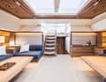 Unaufdringlich chic: Heller Eichenboden, Schränke aus entsättigtem Teak und graue Leinenwandverkleidung harmonieren mit marineblauen Sofapolstern