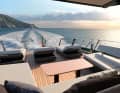 Auf dem Oberdeck hinter dem Fahrstand warten bequeme Sonnenliegen, ein XXL-Sofa und eine „Dining Area“ mit Esstisch und Bar.