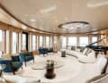 Observation-Lounge: Für das vordere Oberdeck wählte H2 Design einen hellen Seidenteppich, petrolfarbene Sessel, nierenförmige Sofas und ein Piano