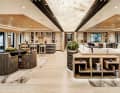 Oberdeck: Die Lounge bestrahlt hinterleuchteter Onyx von oben. Die Bar, eine  von fünf an Bord, ziert Tauwerk.