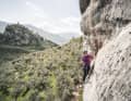 Arco ist die Heimat der Kletterer. Die Herausforderungen für Alpinisten finden sich bereits hinter dem Burgberg von Arco.