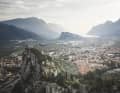 Blick über Arco zum Gardasee mit dem Minte Brione, der am Nordufer die Grenze zwischen Riva und Torbole markiert.