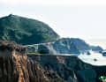 Der Küstenabschnitt entlang des Highway 1, an dem es am schwersten fällt, die Augen auf der Straße zu halten: In Big Sur ragen die Klippen besonders spektakulär ins Meer hinein und die Sicht reicht weit über den Pazifik