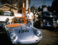 James Dean: Sonnenbrille, lässige Pose, Kippe im Mundwinkel – James Dean wurde nur 24 Jahre alt, hat es aber dennoch geschafft, in Erinnerung zu bleiben. Porsche-Enthusiasten assoziieren mit ihm noch heute den silberfarbenen 550 Spyder, von dem er regelrecht besessen war. Hollywood bedeutet dem Schauspieler weniger als ein Leben im Auto. Er flüchtet aus der Kleinbürgerlichkeit der steifen 50er-Jahre, sucht nach Freiheit – und findet sie im Porsche mit der Nummer 130. Weggefährten berichten von einer nie ganz fassbaren Aura um James Dean herum. Von verachtenden Blicken und herzlichem Lachen. Von einer ganz besonderen Coolness. Von Rebellion. Der Spitzname seines Porsche: Little Bastard.