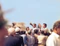 Wie im Rausch: Das Siegerduo von 1962, Phil Hill und Olivier Gendebien, prostet sich stilecht mit Champagner zu. Zwischen 1958 und 1962 gewannen sie in Le Mans dreimal, Gendebien sogar noch ein viertes Mal. Danach hängte er seinen Overall an den Nagel – er hatte es seiner Frau versprochen.
