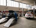 Club-Leben: Die hauseigenen Hebebühnen sind nahezu durchgehend ausgelastet und wenn nicht gerade ein 914/4 einen höchst individuellen Turbo-Umbau erhält, stehen Arbeiten am vereinseigenen 911 Cup Air an (r.), einem 997 Cup mit luftgekühltem 993-Boxer.