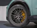 Serienmäßig sind beim Porsche Cayenne Turbo Electric vorn Felgen der Größe 9,5 J x 21 ET 16 mit Reifen
275/45 R21 verbaut.