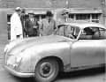 Ferry Porsche, Ferdinand Porsche sowie Erwin Komenda (v.r.) begutachten den „Windhund“