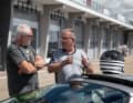 Manöverkritik: Nach einigen schnellen Runden diskutieren Carsten Geyer (l.) und Sachsenring-Geschäftsführer Ruben Zeltner Fahrverhalten und Abstimmung des 924 S2.