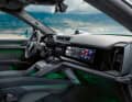 Der Armaturenträger ist wie immer bei Porsche aufgeräumt. Highlight ist der vertikal gebogene Touchscreen, der
direkt in die Mittelkonsole übergeht. Im Fond gibt es aufgrund des Radstands von 3,02 Metern Platz in Hülle und  Fülle