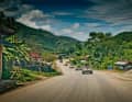 Laos: Auf breiten Straßen durch schmale Dörfer