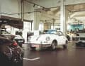Der Großvater inmitten seiner Enkel – das Foto entstand im Porsche Zentrum Bremen. Auch zwischen den  fabrikneuen Modellen macht das
356 B Hardtop Coupé von 1962 eine prima Figur.
