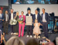Strahlendes Familienfest in Gilching. Stolz präsentiert die Familie Wörle mit Chefin Carola (4.v.r.) und Franz (3.v.r) die neue „Porsche Destination“ im
Fünfseenland, umrahmt von
Moderator Rudi Cerne (l.) und
Porsche-Deutschland-CEO Robert Ader (r.)