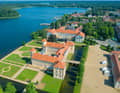 Musterbeispiel für das Friderizianische Rokoko: Schloss Rheinsberg am Ufer des Grienericksees.