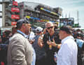 Porsche Motorsportchef Thomas Laudenbach (Mitte) in der  Startaufstellung in Le Mans