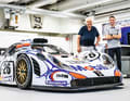 2021 trafen Norbert Singer und Timo Bernhard, ebenfalls Le Mans-Sieger für Porsche, auf den GT1.