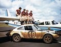 Der 911 S (ST) von Sobiesław Zasada, hier mit deutlichen Kampfspuren. Auf dem Flügel oberhalb präsentieren sich
gut gelaunt die Rennmechaniker Timo Überschaar, Karl Heinz Schneider, Gerd Schmid und Rainer Ulbrich (v.l.).