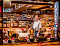 »Bei uns kommen keine Wanderer zum Essen« Patrizio Persiani ist Chef der »Pistenklause«, ein Wallfahrtsort am Ring mit typisch italienischer Küche. Kaum ein Rennfahrer, der hier nicht in Bild oder Schrift verewigt ist.