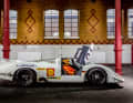 Ein »Jahrhundertauto« ist rennbereit: der 917. Ganz wichtig bei der Restaurierung war die Mithilfe des ehemaligen Porsche-Renningenieurs Norbert Singer. Er spielte eine Schlüsselrolle bei allen 16 Le-Mans-Siegen der Firma Porsche zwischen 1970 und 1998.