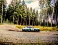 Der kleine Abstecher in den Privatwald seines Kumpels endet, typisch für den Rallye-Weltmeister, in ein paar schnellen Drifts.