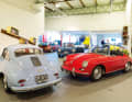 Preziosen aus Deutschland im wunderbaren Neuseeland: das meissenblaue Coupé von 1958, der 61er Roadster und in der Mitte der 57er Carrera. Im Hintergrund: der 3,3-Liter-Turbo, der RS 2.7 und der 962 C.