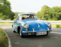 Alle Zierteile – darunter der wunderschöne Haubengriff mit Porsche-Emblem – sind original, jedoch ebenso wie die Fensterrahmen neu verchromt. Die gelben Hella-Nebellampen sind selten und entsprechend beliebt.