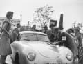 Metternichs Porsche 356 mit der noch zweigeteilten Windschutzscheibe gehört zu den ersten 500 in Stuttgart gebauten Exemplaren. Die Buchstaben »AH« im Kennzeichen stehen für »Amerikanische Besatzungszone Hessen«.