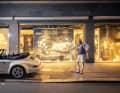 Spiegeleffekt: Ulf Möller und sein Porsche einmal im, und einmal vor dem Schaufenster des Hamburger Leuchtengeschäfts Prediger.