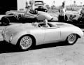 1947: In den 20er-Jahren fährt Maximilian Edwin Hoffmann, Spitzname Maxie, Auto- und Motorradrennen. Der gebürtige Wiener gründet 1934 gemeinsam mit einem Partner den Autohandel Hoffmann & Huppert und importiert unter anderem Volvo-Fahrzeuge nach Österreich. 1938 flieht er nach Frankreich und 1941 mit wenig Geld in den Taschen in die USA. Seinen Nachnamen ändert er in »Hoffman« und gründet 1947 in New York die »Hoffman Motor Company«. Auf der Park Avenue verkauft er europäische Luxusautos. Um den Porsche 356 in den USA bekannter zu machen, beteiligt sich der gebürtige Österreicher erfolgreich an Autorennen. Mitte der 50er-Jahre vertreibt er ein Drittel der gesamten Porsche-Produktion in den USA. Auf den Einfluss von Hoffman, auf dem Bild in einem Glöckler-Porsche sitzend, geht auch das berühmte Porsche-Wappen zurück.