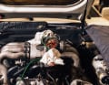 Original: Der V8-Motor mit 240 PS Leistung hat die Matching Numbers zum Fahrzeugbrief.