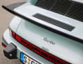 Der Heckspoiler ist charakteristisch für den 930 Turbo. Er sitzt über der glasfaserverstärkten Motorhaube. Der Schriftzug „turbo“ wird auf dem Modell selbst kleingeschrieben