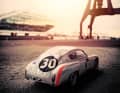 Die Einsamkeit des Racers: Noch einmal Kraft tanken vor dem Start in Le Mans. Carel Godin de Beaufort und Ben Pon scheinen 1962 in den Hamburger Hafen gefahren zu sein. In Le Mans schieden sie auf Porsche 356 B 1600 Carrera GTL Abarth leider nach 30 Runden aus. Zündungsprobleme. Das Modell ihres Wagens aber ist ein echter Sieger von Minichamps. Hier die Nummer 006 von 200 Exemplaren.