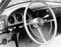 Der Schlüssel steckt links. Auch das zeigt, woher der neue Studebaker kommt. Mit seinen runden VDO-Instrumenten distanziert sich der Typ 542 vom Jukebox-Stil der damaligen US-Designmode.