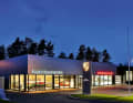 Kunst-Werk: Im norwegischen Son, wo sonst eher Schriftsteller und bildende Künstler die Sommerfrische genießen, hat sich nach Gelderland und Rouen das dritte internationale Porsche Classic Center niedergelassen. Hier geht es um Nockenwellen-Lyrik und Blech-Paganinis.