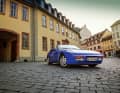 Weimarer Klassik aus zwei Epochen: PORSCHE 944 TURBO CABRIOLET VOR GOETHES WOHNHAUS AM FRAUENPLAN. DURCH DAS GROSSE  TOR STARTETE DER DICHTERFÜRST PER KUTSCHE ZU STADTFAHRTEN UND LANDPARTIEN – DIE »BATARDE« STEHT HEUTE IN DER REMISE.