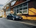 Zeitreise: einer von nur 500 der E 500 Limited aus der Sammlung des Porsche Museums am Platz seiner Entstehung, dem Rössle-Bau in Stuttgart- Zuffenhausen. Im Hintergrund: aktuelle Nachfahren mit Boxer-Saugmotoren.