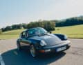 Der Sohn fährt den Vater: Merlin und David Assfalg auf einer ihrer Lieblingsstraßen im Allgäu. Der 964 Carrera 2 mit den goldenen BBS-Felgen ist der Daily Driver von David Assfalg.