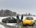 Gegensätze ziehen sich an: Ein aktueller grauer Carrera 4S und ein gelber  RUF BTR im CTR-Look – das sind die Welten von Marc und Hans-Peter Lieb.